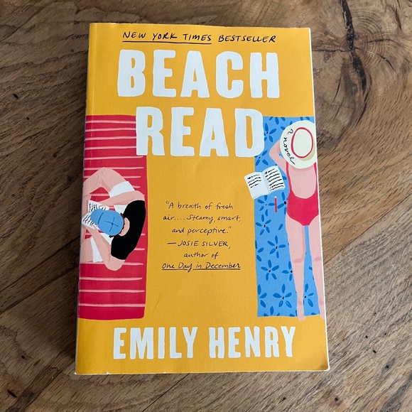 Beach Read by Emily Henry - Picture 1 of 6